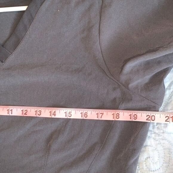 Aero  V-Neck Gray Scrub Top With Pockets For Women M - Picture 9 of 9